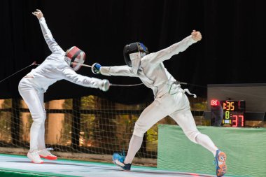 İki adam eskrim sporcular profesyonel spor arena mücadele 