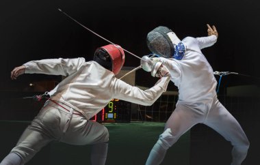 İki adam eskrim sporcular profesyonel spor arena mücadele 