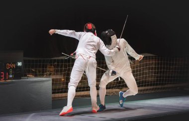 İki adam eskrim sporcular profesyonel spor arena mücadele 