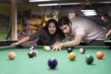 Yakışıklı ve güzel bir kız o onu öğretim bilardo oynuyor nasıl oynanır 