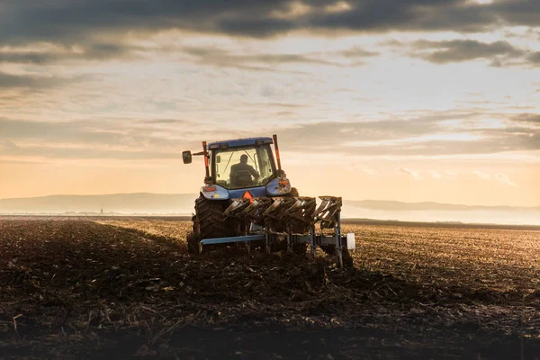 Blå Traktor Plöjer Skymning — Stockfoto