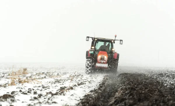 Traktor Pflügt Winter Ein Feld — Stockfoto