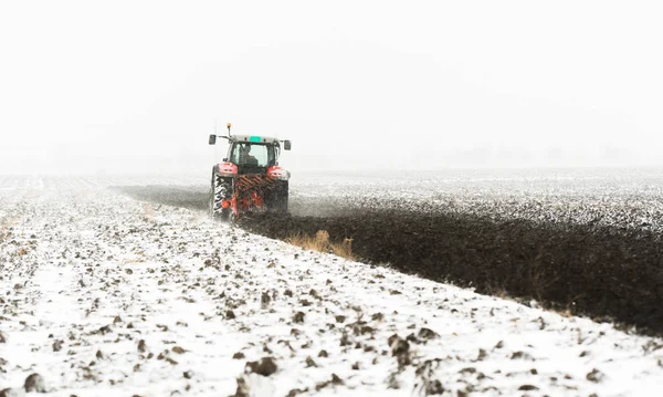 Trekker Ploegen Een Veld Winter — Stockfoto