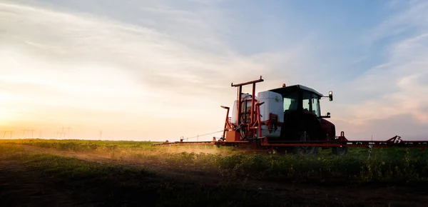 Traktor Rozprašuje Pesticidy Poli Sóji — Stock fotografie