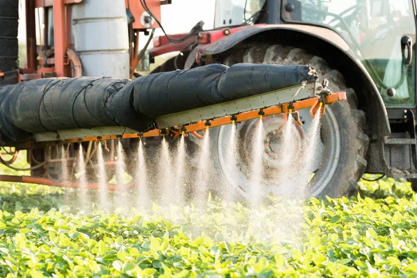 大豆田喷洒杀虫剂的拖拉机 — 图库照片