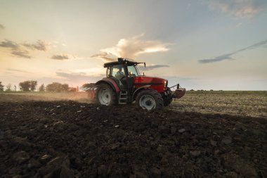 Traktör sürme tarlaları ekime hazırlık arazisi