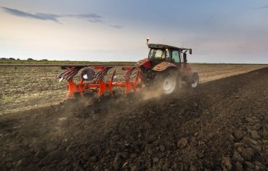 Traktör sürme tarlaları ekime hazırlık arazisi