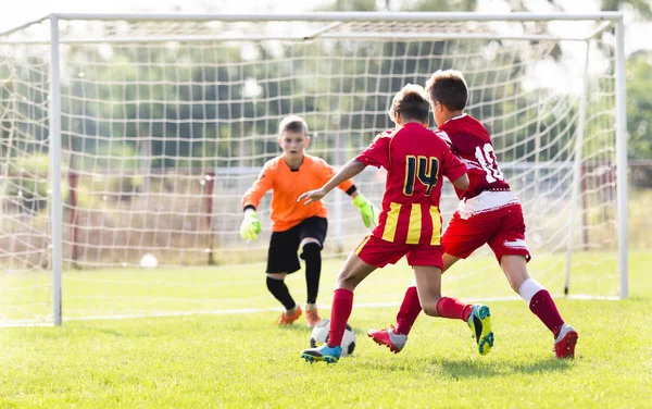 Genç Çocuk Oyuncular Futbol Maç Sahada — Stok fotoğraf