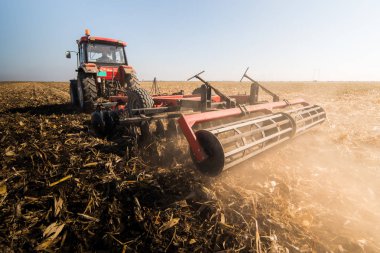 Anız alanları plowing Traktörler