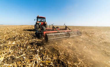 Anız alanları plowing Traktörler