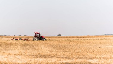 Anız alanları plowing Traktörler
