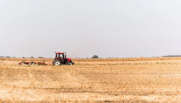Anız alanları plowing Traktörler