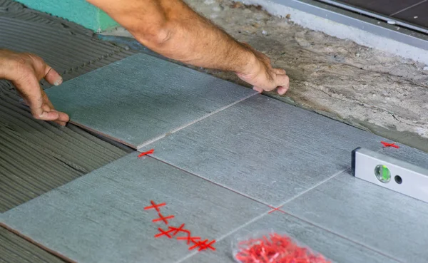 Arbeiter Verlegt Bodenfliesen Hause — Stockfoto