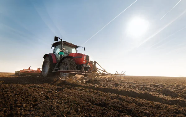 Tractoren Ploegen Stoppels Velden — Stockfoto