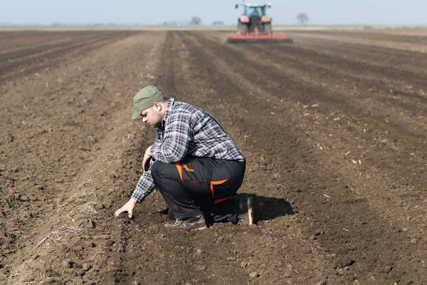 Young Farmer Dirt While Tractor Plowing Fields — Stock Photo, Image