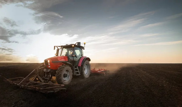 Anız Alanları Plowing Traktörler — Stok fotoğraf