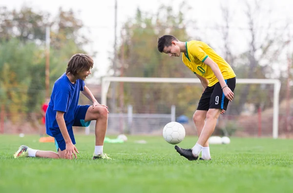 Unga barn spelare på en fotbollsmatch — Stockfoto