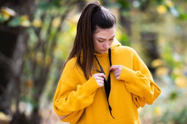 Orman sonbahar sezonu, güzel kız