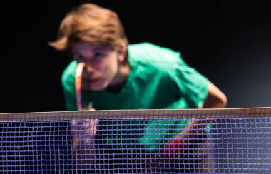 Ping pong Masa Tenisi oynayan genç çocuk 