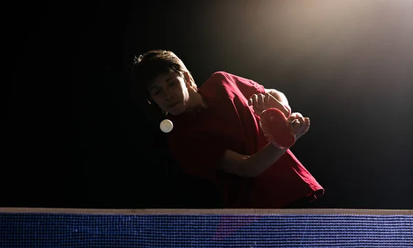 Jeune garçon jouant au ping-pong tennis de table — Photo