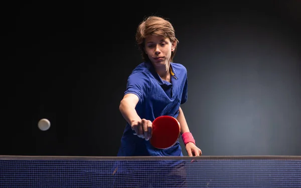 Jongen speelt ping pong tafeltennis — Stockfoto