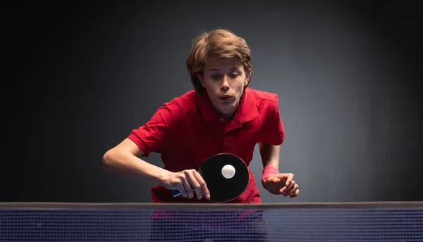Молодий хлопчик грає в пінг-понг настільний теніс — стокове фото