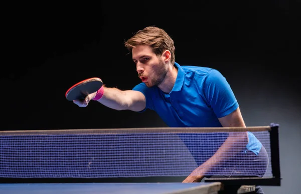 Beau jeune homme jouant au ping pong tennis de table — Photo