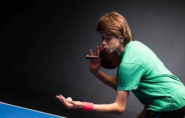 Jeune garçon jouant au ping-pong tennis de table — Photo