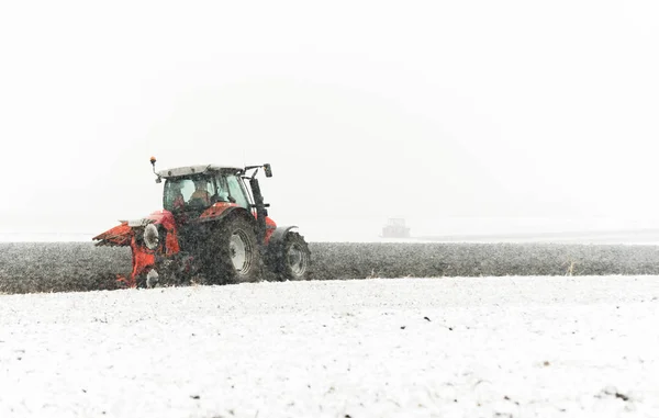 Trekker ploegt een veld — Stockfoto