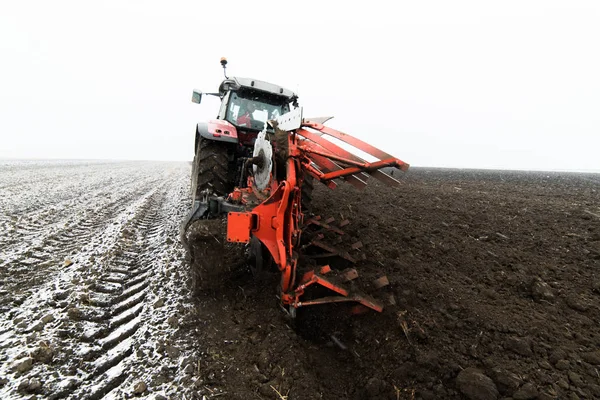 Tracteur labourant un champ — Photo