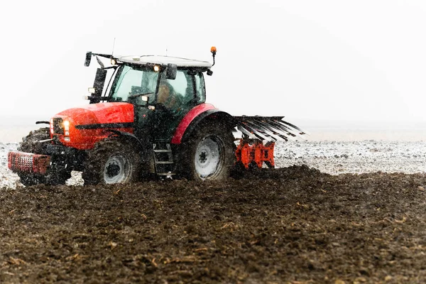 Tracteur labourant un champ — Photo