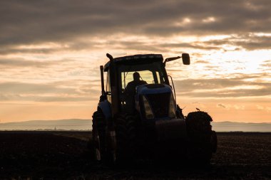 Çiftçi sakarma alan