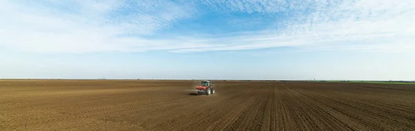 Traktor streut Kunstdünger auf Feld aus — Stockfoto