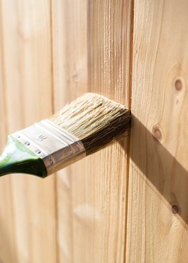 Bir fırça ile ahşap yüzey boyama