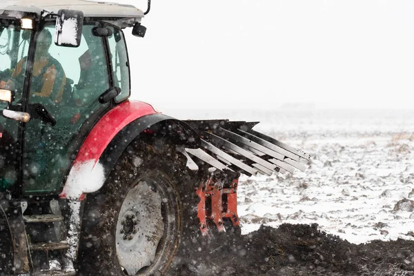 Ploegen van stoppelveld tijdens het winterseizoen — Stockfoto