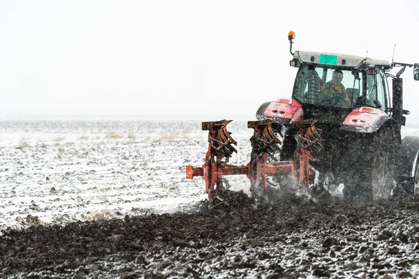 Plowing of stubble field during winter season — Stock Photo, Image