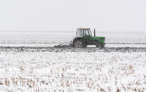 Ploegen van stoppelveld tijdens het winterseizoen — Stockfoto