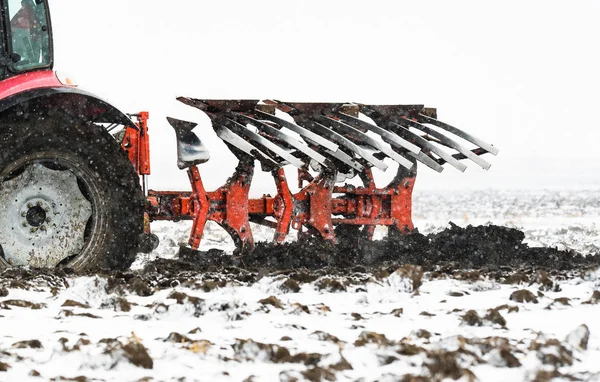 Plowing of stubble field during winter season — Stock Photo, Image