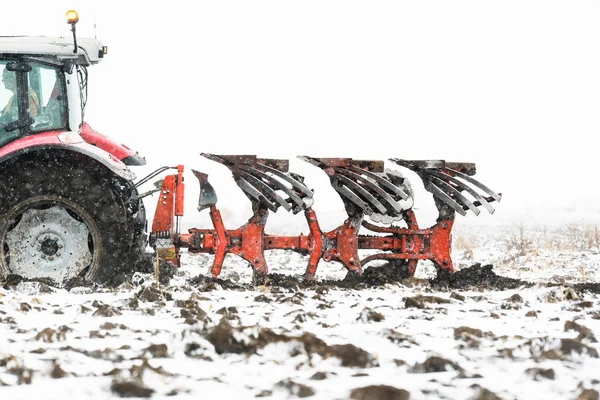 Plowing of stubble field during winter season — Stock Photo, Image