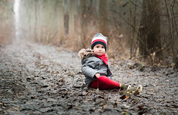 Усміхнений хлопчик ходить в лісі — стокове фото