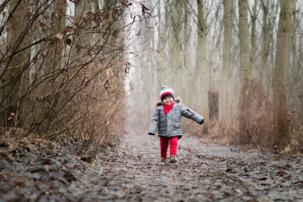 Glimlachend jongetje wandelen in het bos — Stockfoto