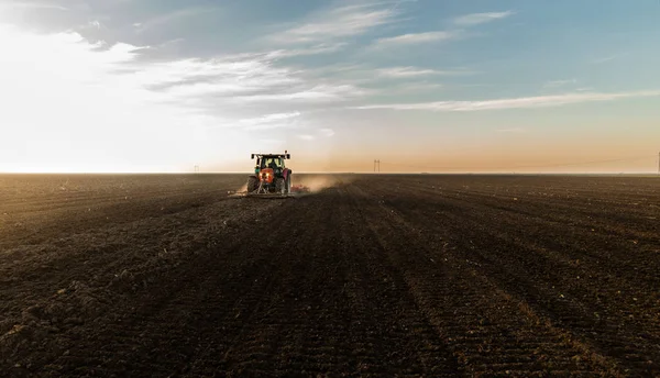 Ploegen van stoppels veld — Stockfoto