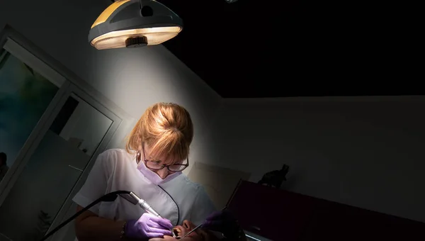 रुग्णांच्या दात तपासणी दंत साधनांसह स्त्री दंतचिकित्सक — स्टॉक फोटो, इमेज