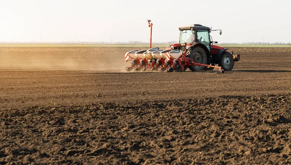 Agricultor con tractor sembrando cultivos de soja en el campo agrícola — Foto de Stock