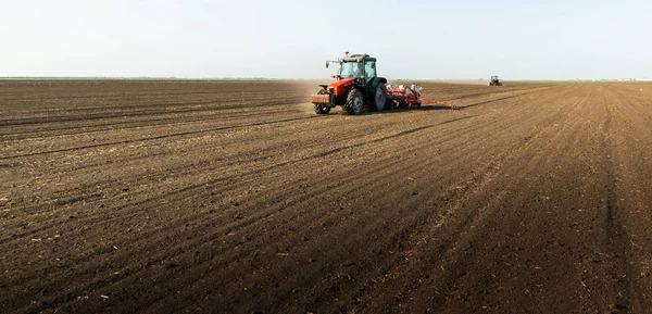 Farmář s traktorem setí sóji plodiny na zemědělský pozemek — Stock fotografie