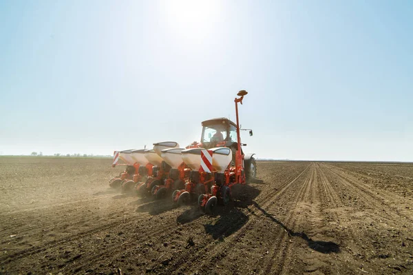 Agriculteur avec tracteur semis cultures de soja au champ agricole — Photo