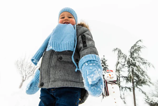 Smiling baby boy playing in the snow — Stock Photo, Image