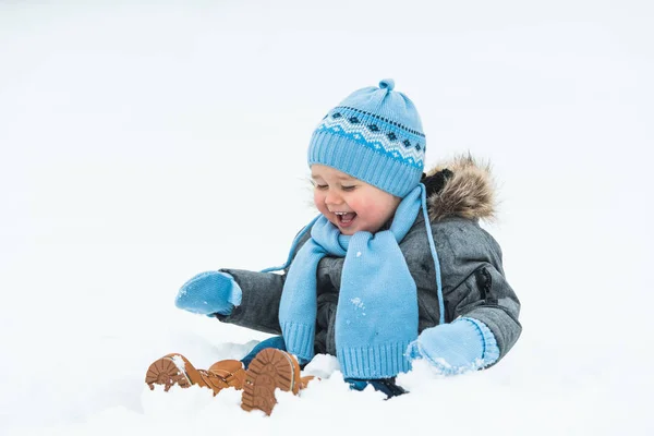 Glimlachend jongetje spelen in de sneeuw — Stockfoto