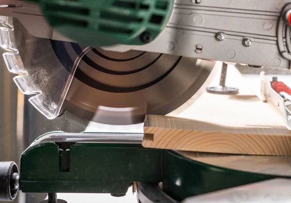Moderna sierra circular eléctrica en el taller —  Fotos de Stock