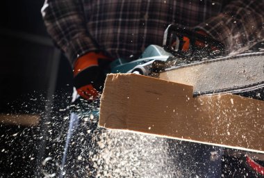 Atölyede modern elektrik dairesel testere kullanan adam